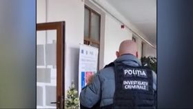 Doi soți din Satu Mare, arestați după ce și-au abuzat propriul copil, de doar 2 ani. Rudele spun că părinții nu l-au dorit și s-au răzbunat în fel și chip pe micuț